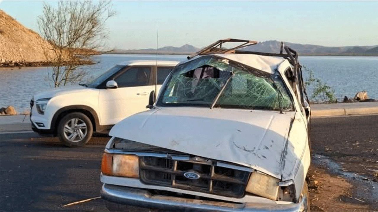 Camioneta con logo de CFE sufre volcadura; hay tres lesionados en tramo Guaymas-Empalme