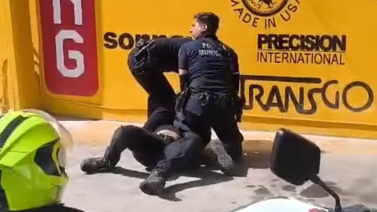 VIDEO: Captan el momento en que un motociclista es sometido por policías de Hermosillo