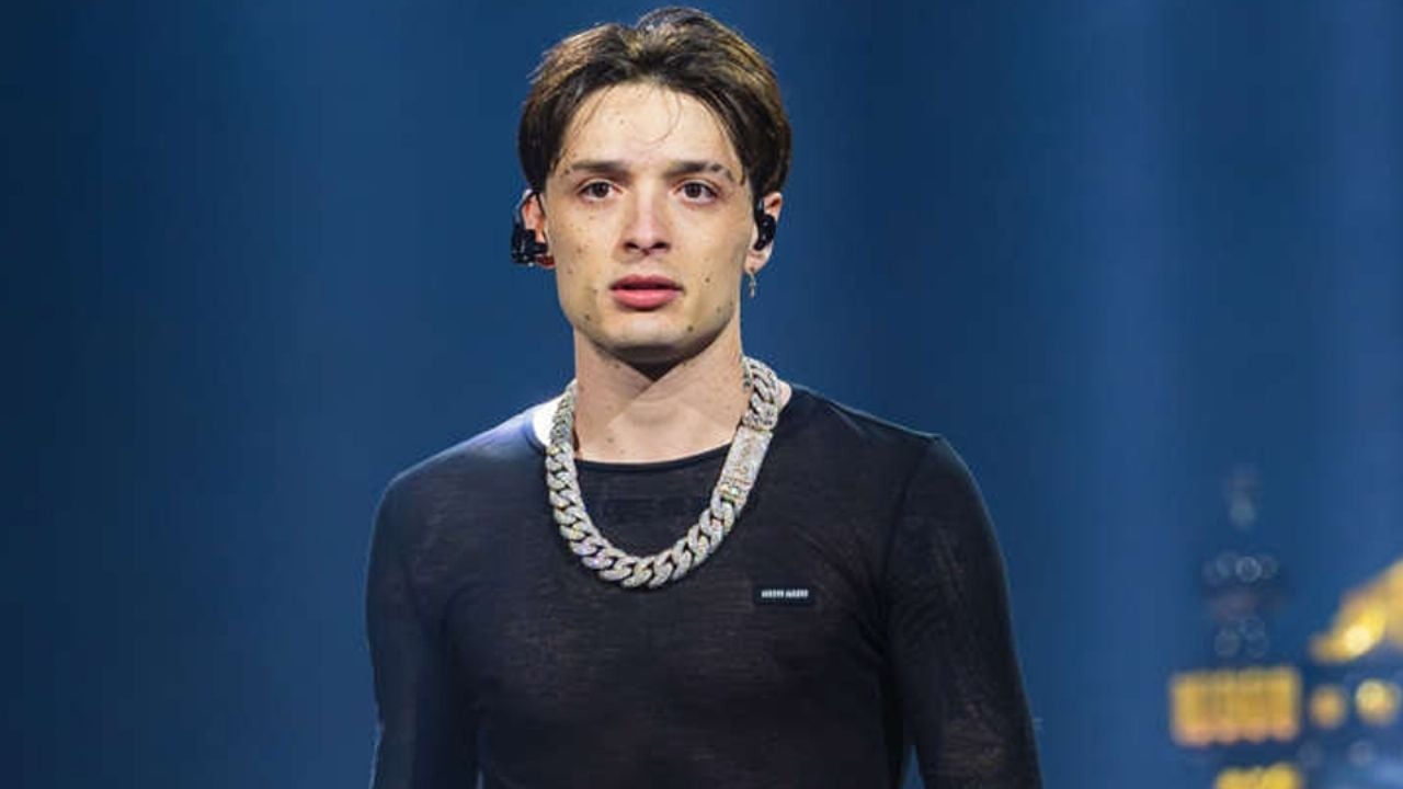 ¿Por sus vínculos al narco? Peso Pluma es abucheado en partido de basquet por este fuerte motivo