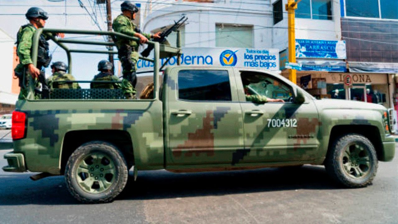 Sinaloa: Muere una mujer por bala perdida tras persecución en carretera de Mazatlán