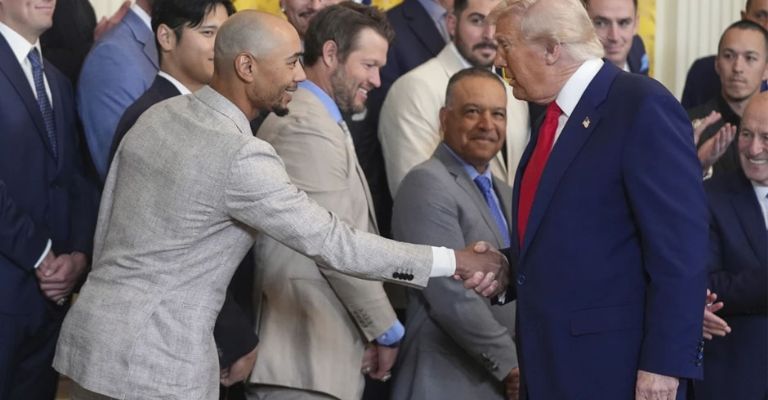 Betts se saluda con el presidente Trump