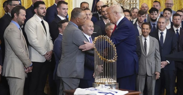 Daver Roberts es felicitado por el mandatario