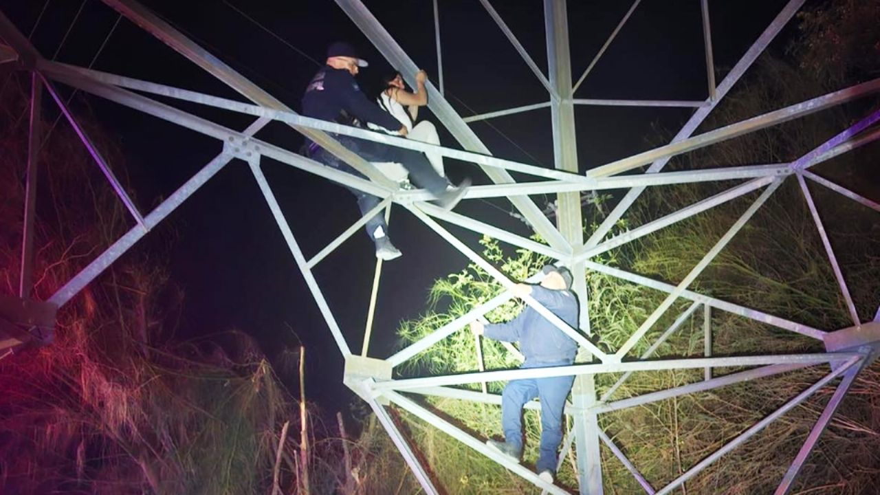 Rescate en Hermosillo: Policías evitan que mujer de 25 años se arroje de torre eléctrica