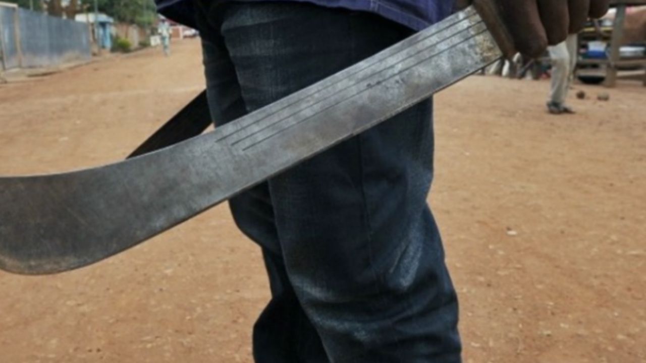 Detienen a sujeto por amenazar con machete a elemento de la Policía en Bahía de Kino