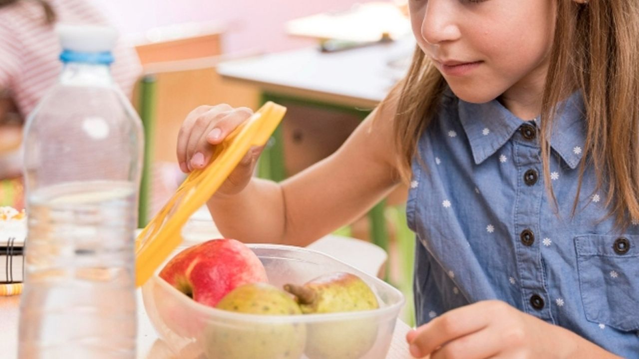 Prohiben alimentos chatarra en las escuelas: ¿Qué pasa si un niño lleva este tipo de comida?