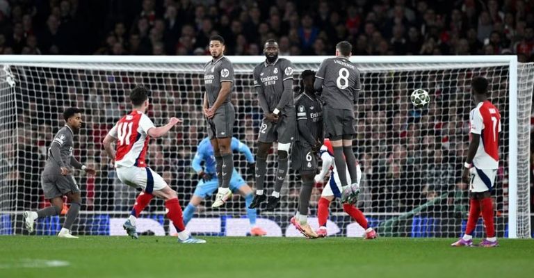 Rice conecta el balón para anotar un golazo