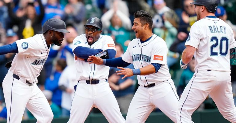 Randy es recibido en el home, después de su cañonazo