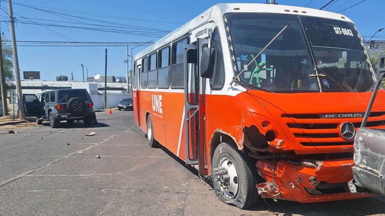No respeta alto y provoca choque múltiple en Hermosillo; hay cinco personas lesionadas