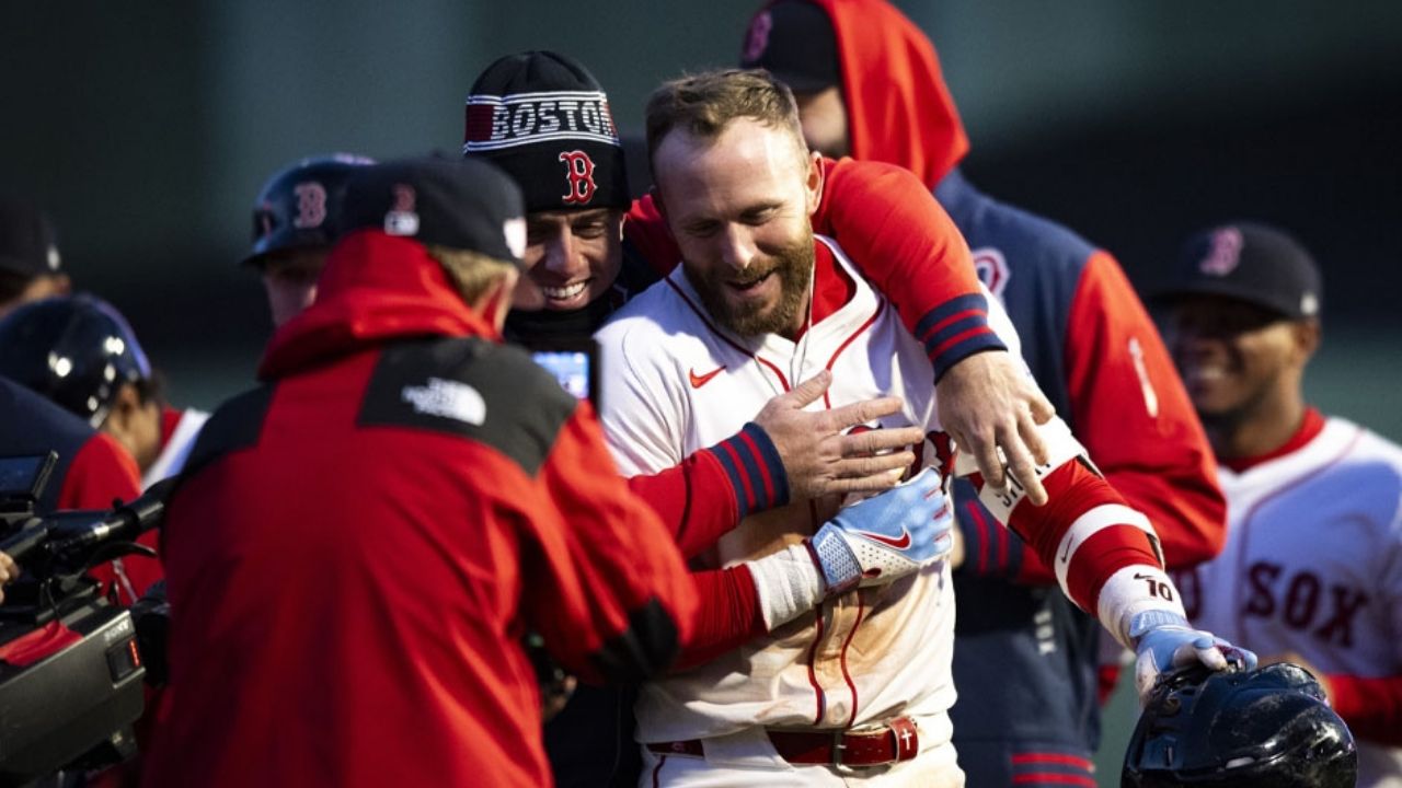 Boston aprovecha los errores de Toronto y rescata el último de la serie en casa