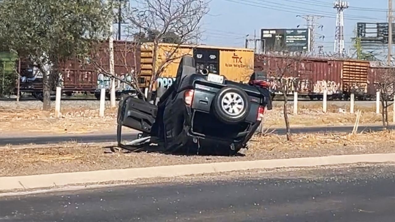 Fuerte accidente en Ciudad Obregón: Vehículo terminó volcado frente a Plaza Sendero