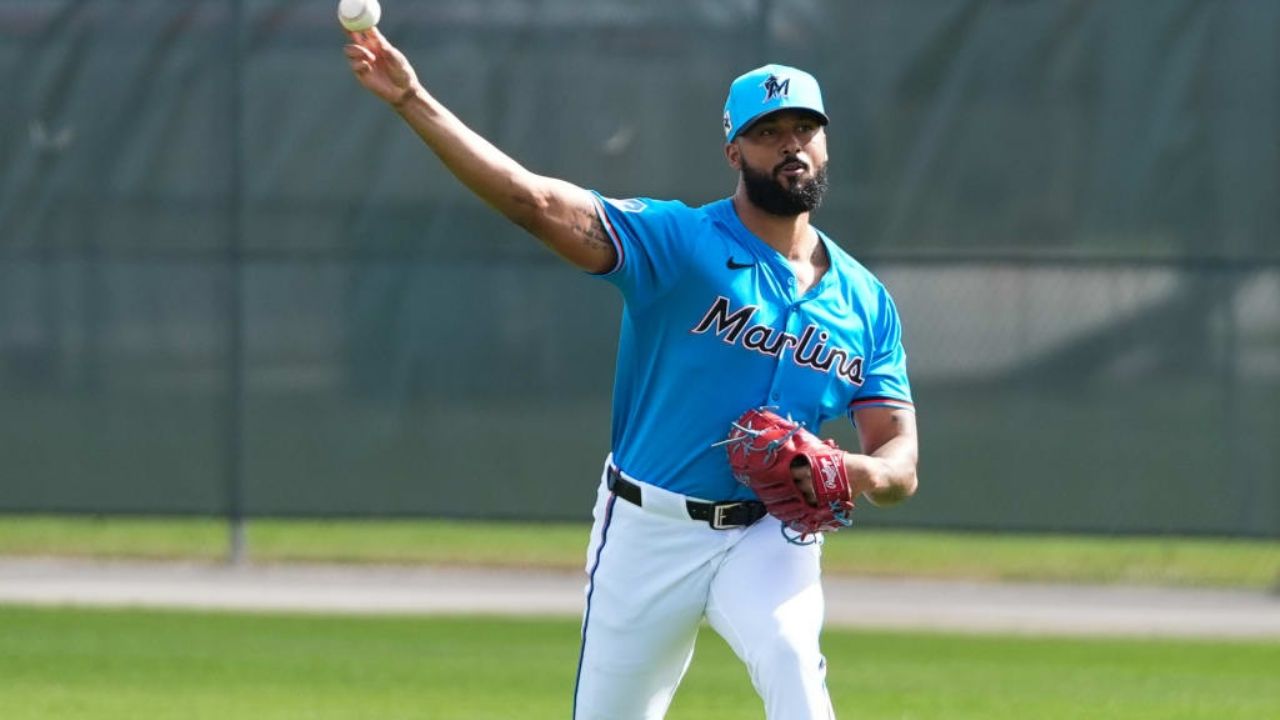 Sandy Alcántara sufre pero se lleva su segunda victoria de la temporada con Miami