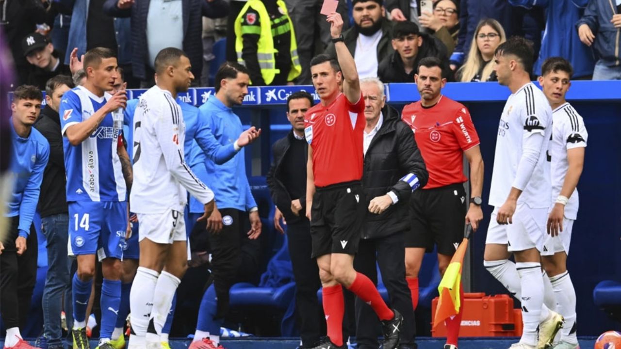 El Real Madrid se sobrepone a la expulsión de Mbappé y derrota al Alavés