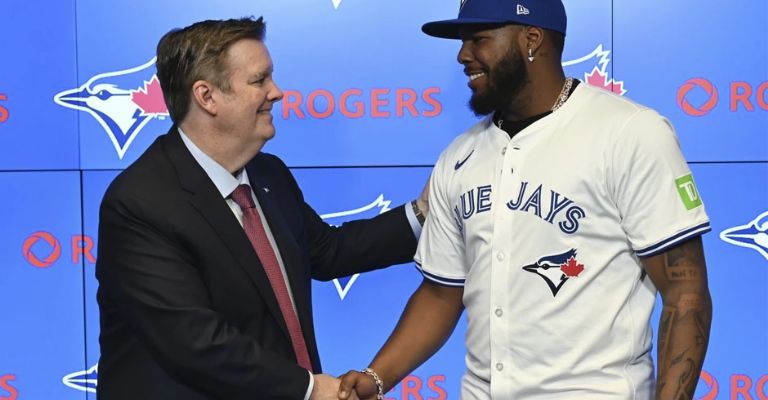 Rogers felicita a Vladimir tras su firma