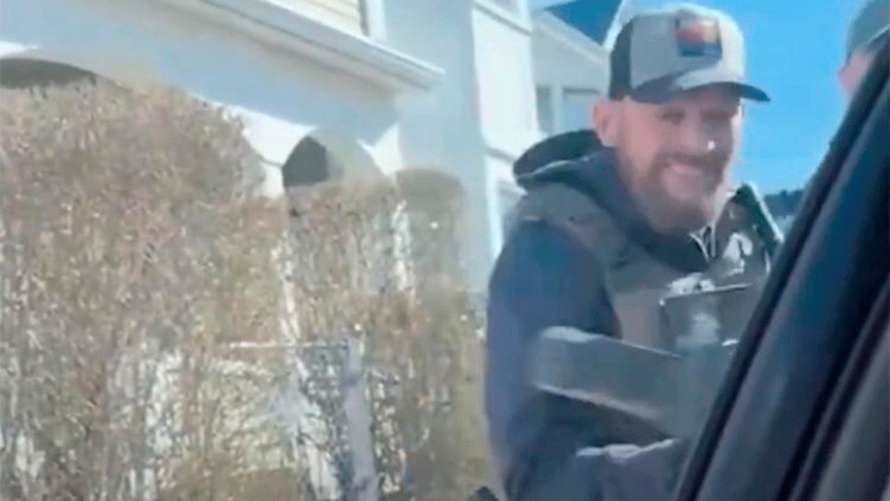 VIDEO: Agentes de ICE rompen vidrio de un automóvil para detener a un inmigrante