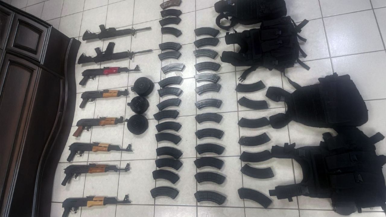 Estatales incautan armas largas, cartuchos y equipo táctico en San Luis Río Colorado