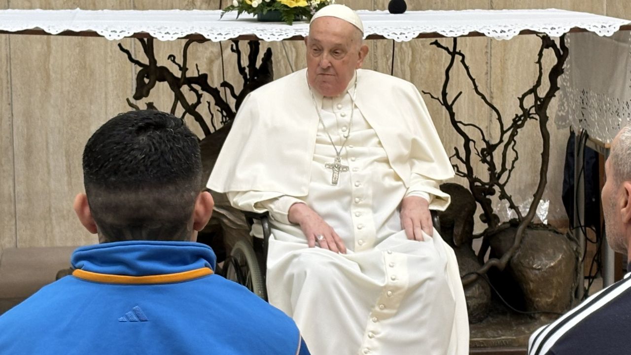 VIDEO: Papa Francisco visita prisión en Roma este Jueves Santo, pese a convalecencia
