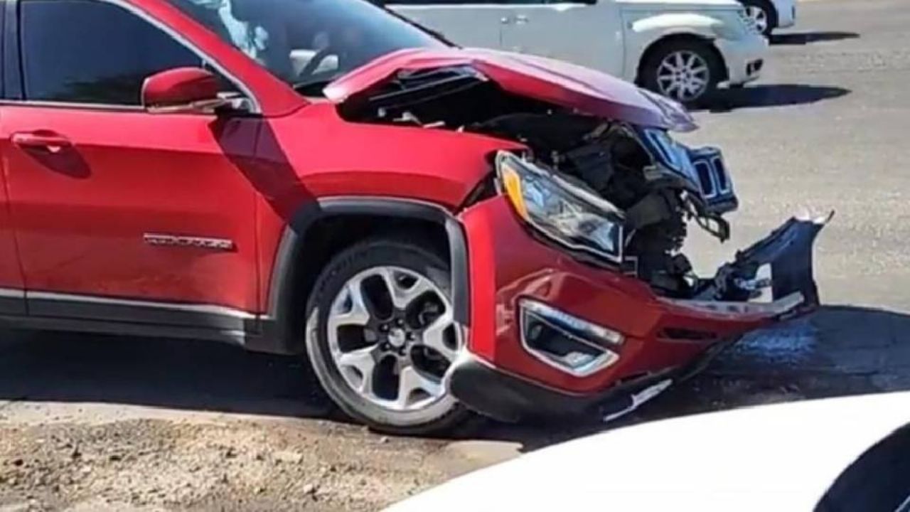 AMIC y vehículo particular sufren aparatoso accidente vehicular en Hermosillo; no hubo lesionados
