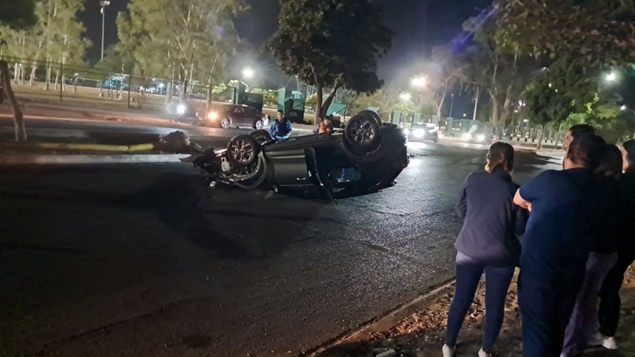 Accidente en Ciudad Obregón moviliza a las autoridades: Conductora derribó un poste