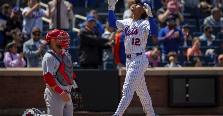 Lindor festeja su jonrón