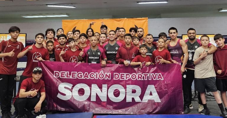 Luchadores sonorenses conquistan el Macro Regional