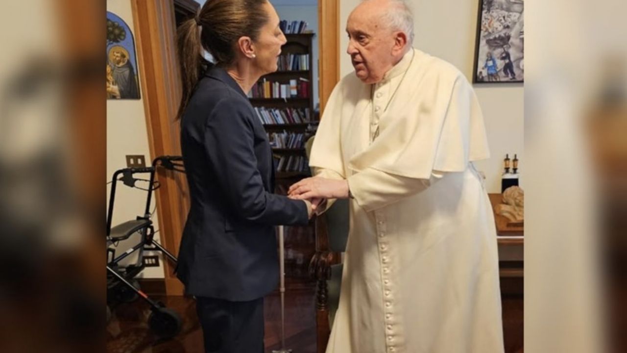 (FOTO) Sheinbaum lamenta la muerte del Papa Francisco: “Haberlo conocido fue un gran honor”
