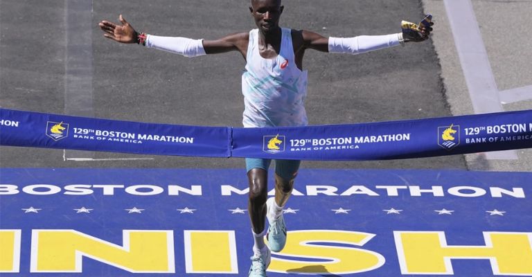 Korir se levantó del suelo para ganar la carrera