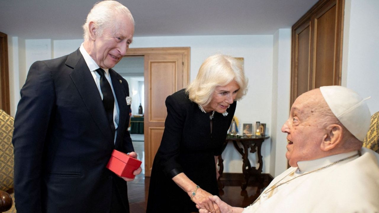 Rey Carlos III se pronuncia a muerte de Papa Francisco a días de haberse reunido en Roma