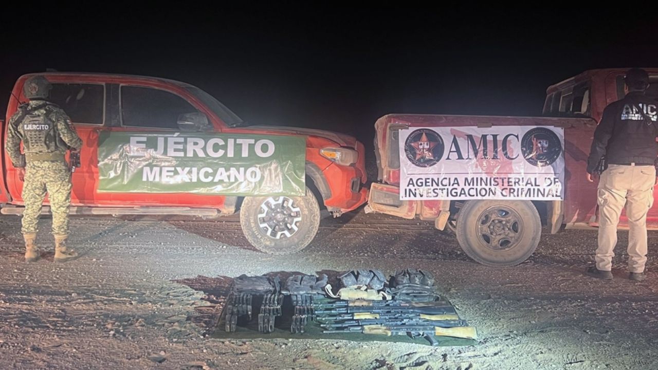 Hallan dos camionetas abandonadas al norte de Sonora; tenían armas largas y chalecos
