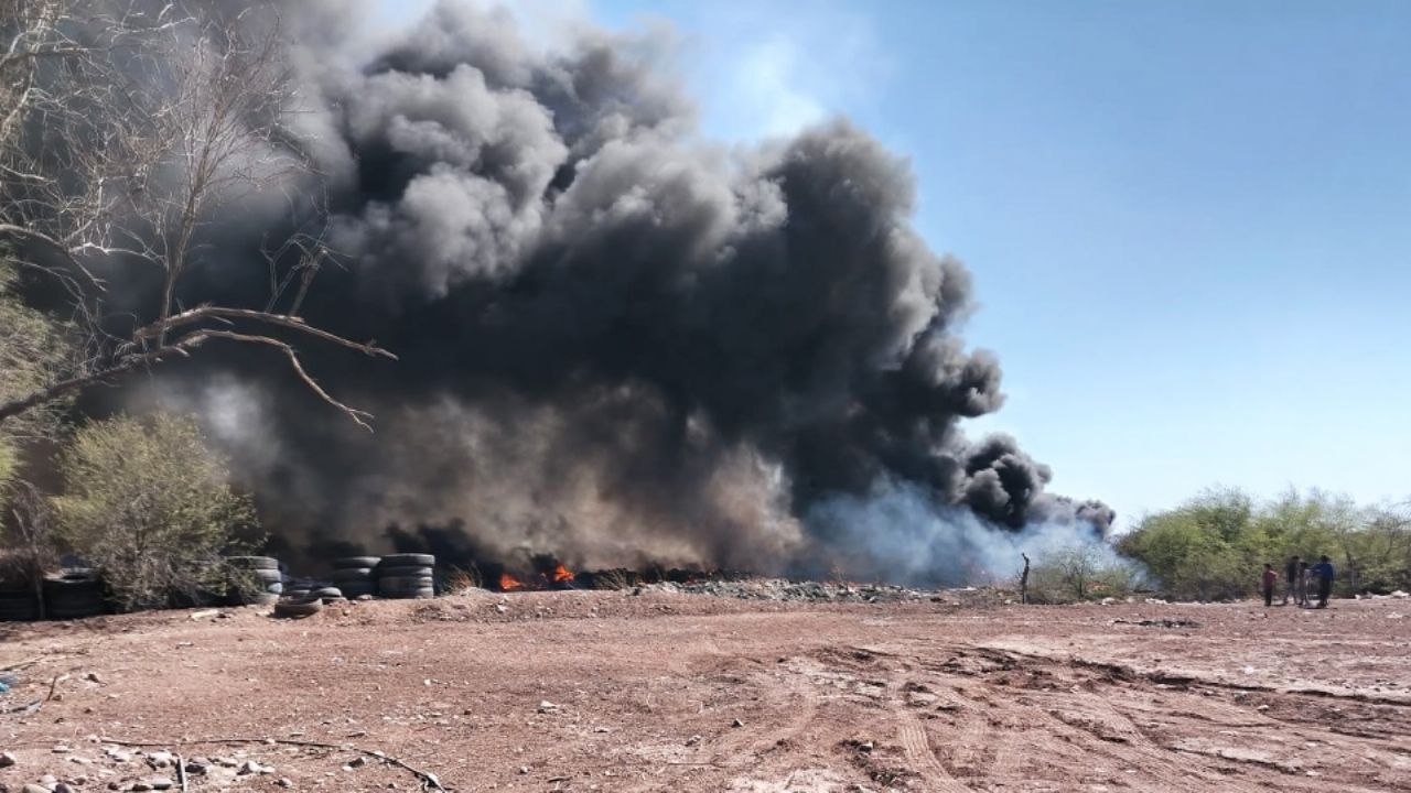 Incendio en basurero clandestino moviliza a cuerpos de emergencia en Ciudad Obregón