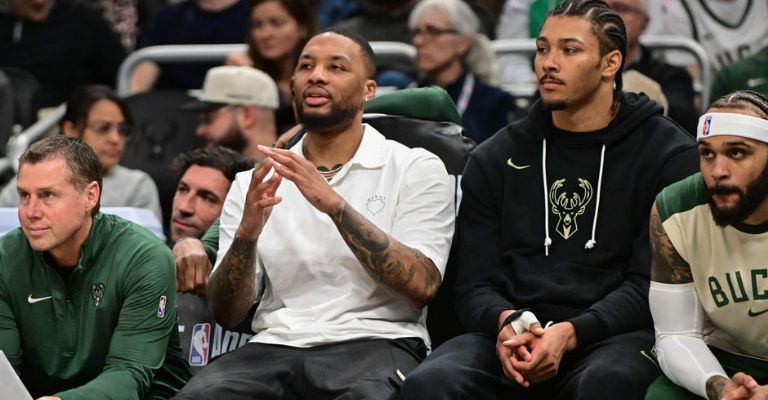 El jugador ha estado apoyando a su equipo desde la banca