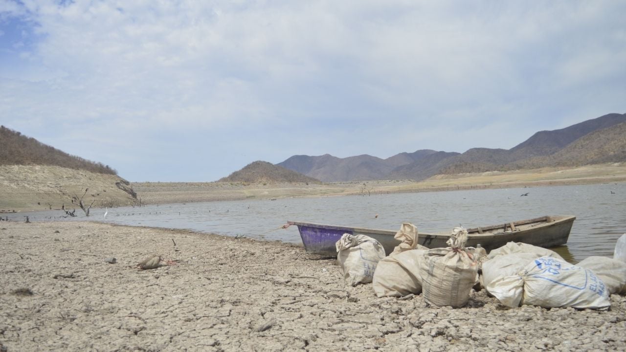 Presa Adolfo Ruiz Cortines en la región del Mayo se encuentra vacía