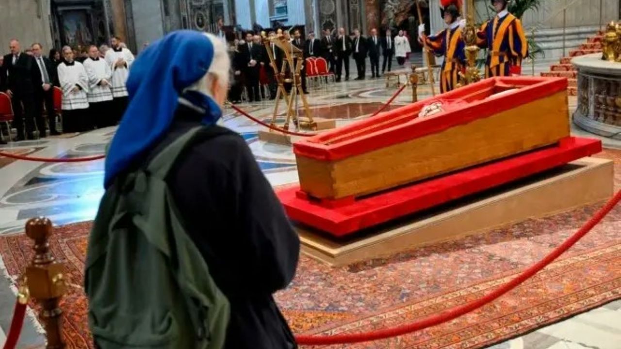 VIDEO: Monja rompe protocolo en funeral del Papa Francisco y conmueve al Vaticano