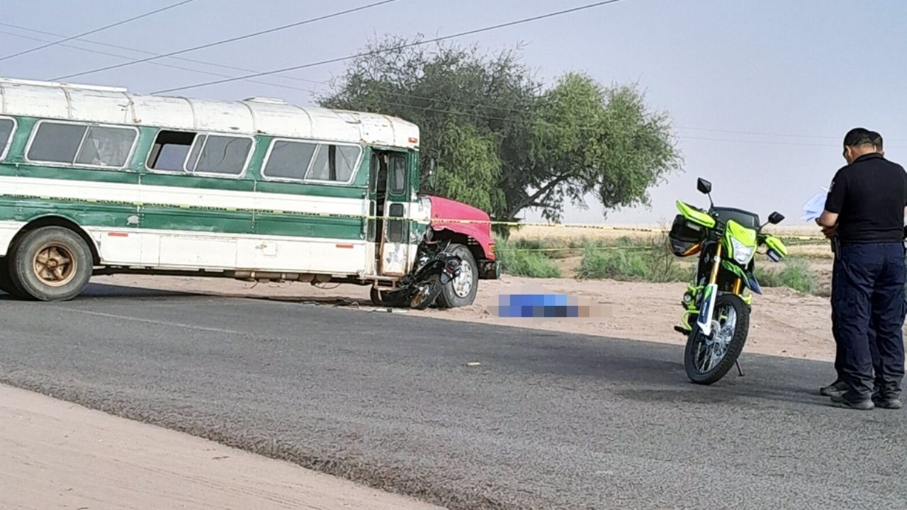 Tragedia en Huatabampo: Joven motociclista muere tras chocar contra camión suburbano