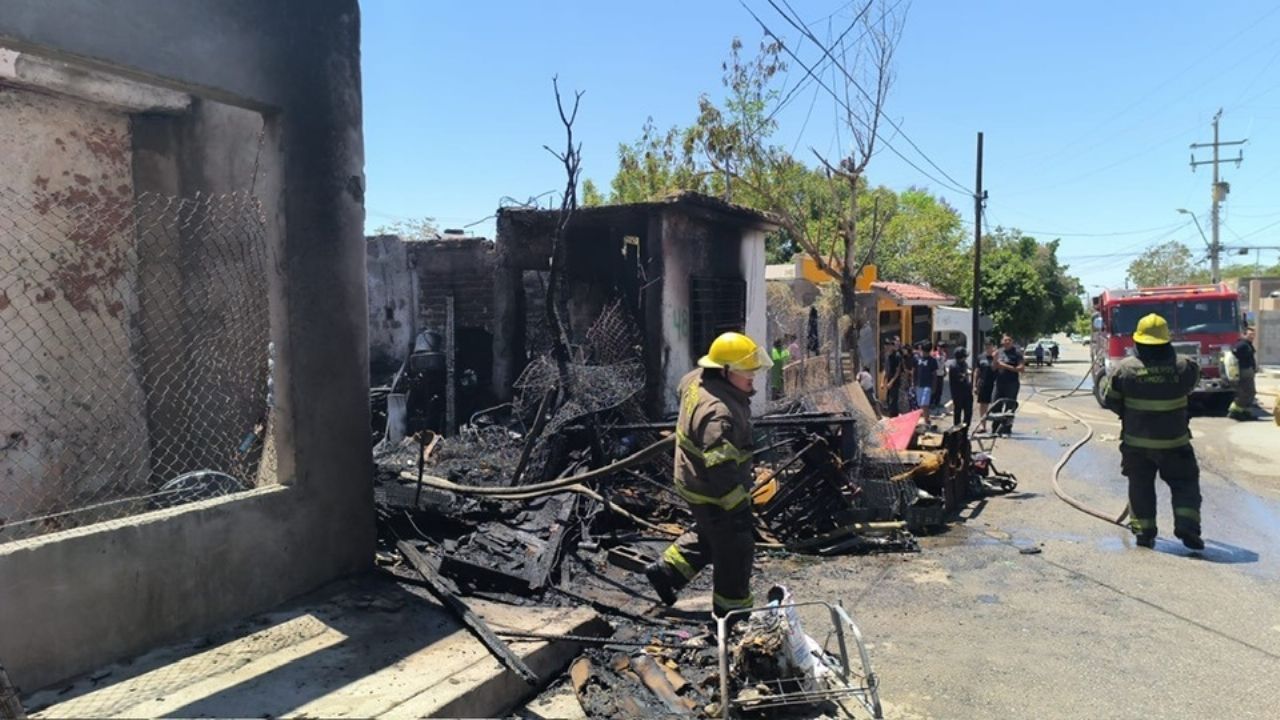 Activan Código Rojo en Hermosillo por incendio en una vivienda; una mujer lo provocó