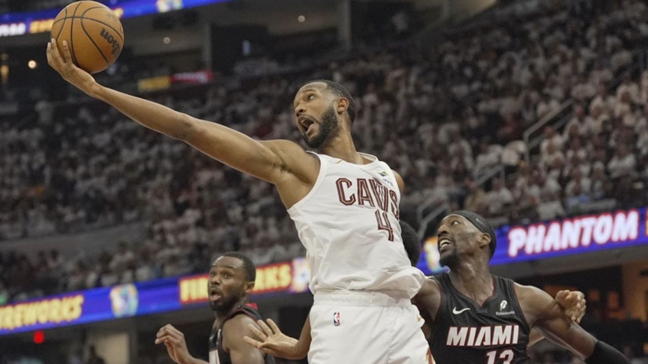 Evan Mobley, de Cleveland Cavaliers es el Jugador Defensivo del Año de la NBA