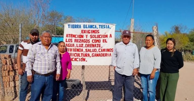 Manifestantes colocaron lonas y letreros