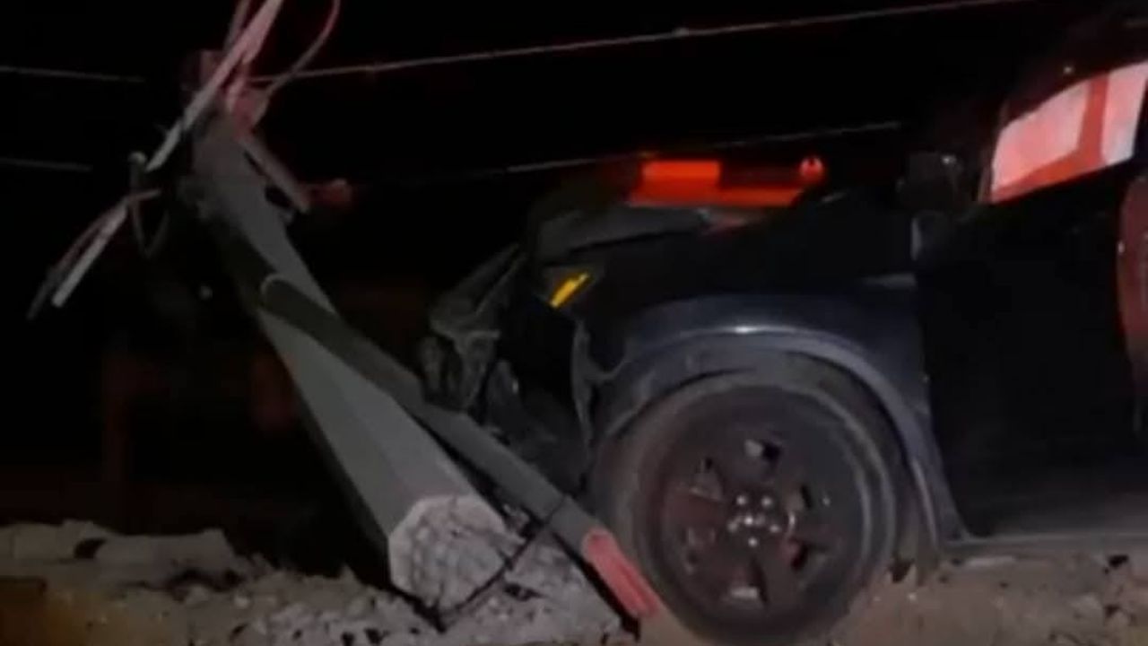 Accidente en exclusiva zona de San Carlos deja 4 víctimas: Chocaron y tiraron poste de luz