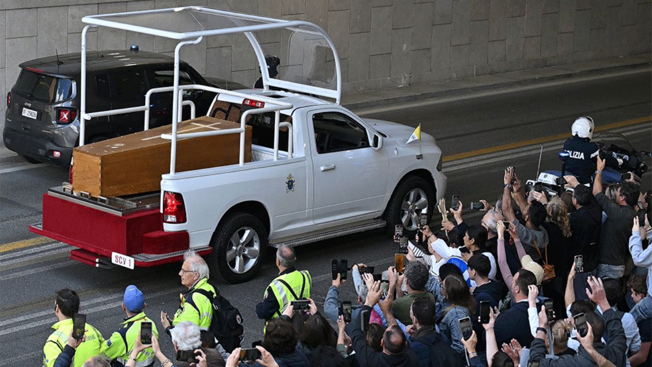 Papamóvil ‘mexicano’ se encargó de trasladar cuerpo del Papa Francisco en el Vaticano