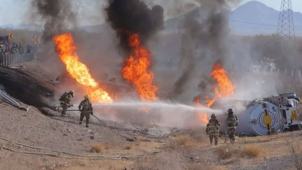 Fatal accidente en Hermosillo: Chofer de pipa de gasolina sufre volcadura y muere calcinado