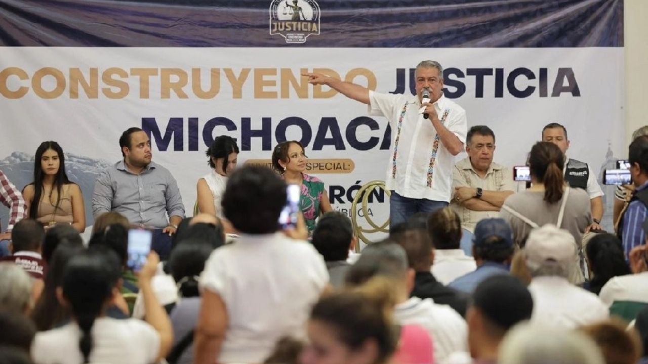 En pleno mitin, atacan a ‘sillazos’ al senador morenista Raúl Morón en Apatzingan, Michoacán