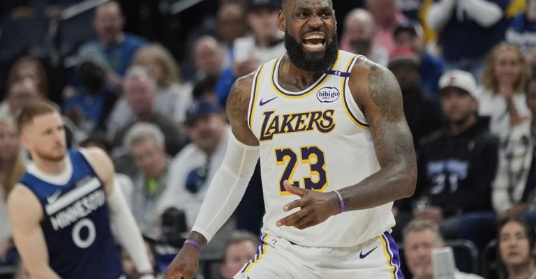 LeBron con grandes números en los playoffs