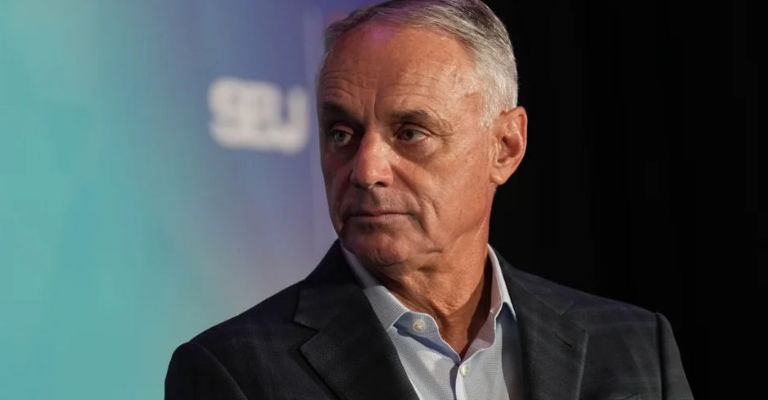 Manfred dice que la decisión no está solo en sus manos