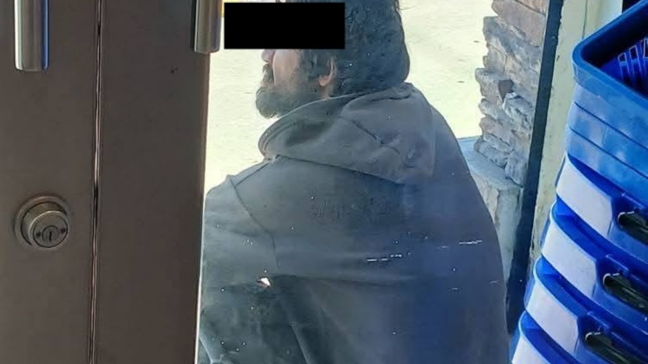 (FOTO) Alerta en Guaymas: Hombre en situación de calle golpea y acosa a una mujer