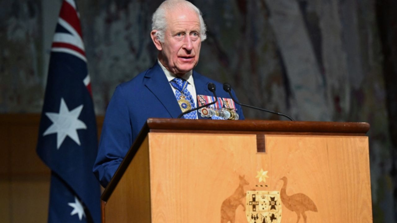 Rey Carlos III es abucheado en evento y hombre lo confronta por caso Epstein; seguridad lo arresta