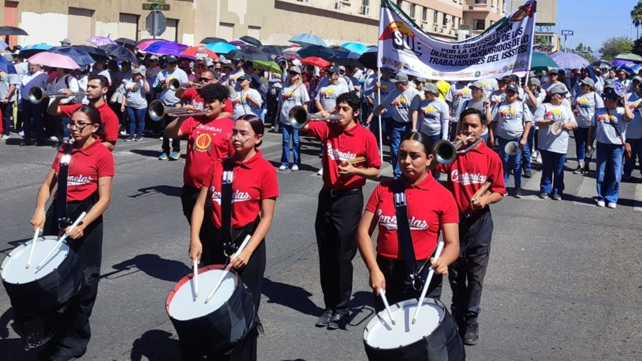 Más de 30 mil trabajadores participan en desfile por el Día del Trabajo en Hermosillo