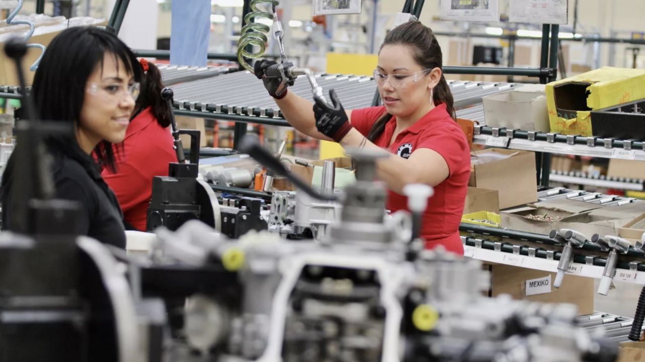 Industria automotriz celebra: EU retira aranceles a autopartes de México, confirma Ebrard