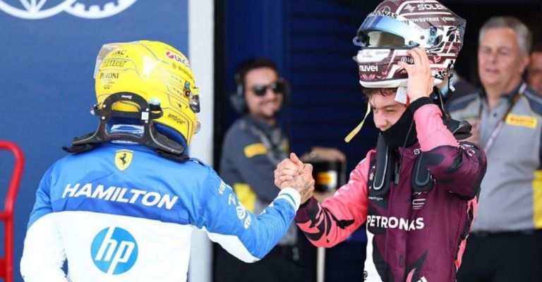 El italiano es felicitado por Hamilton