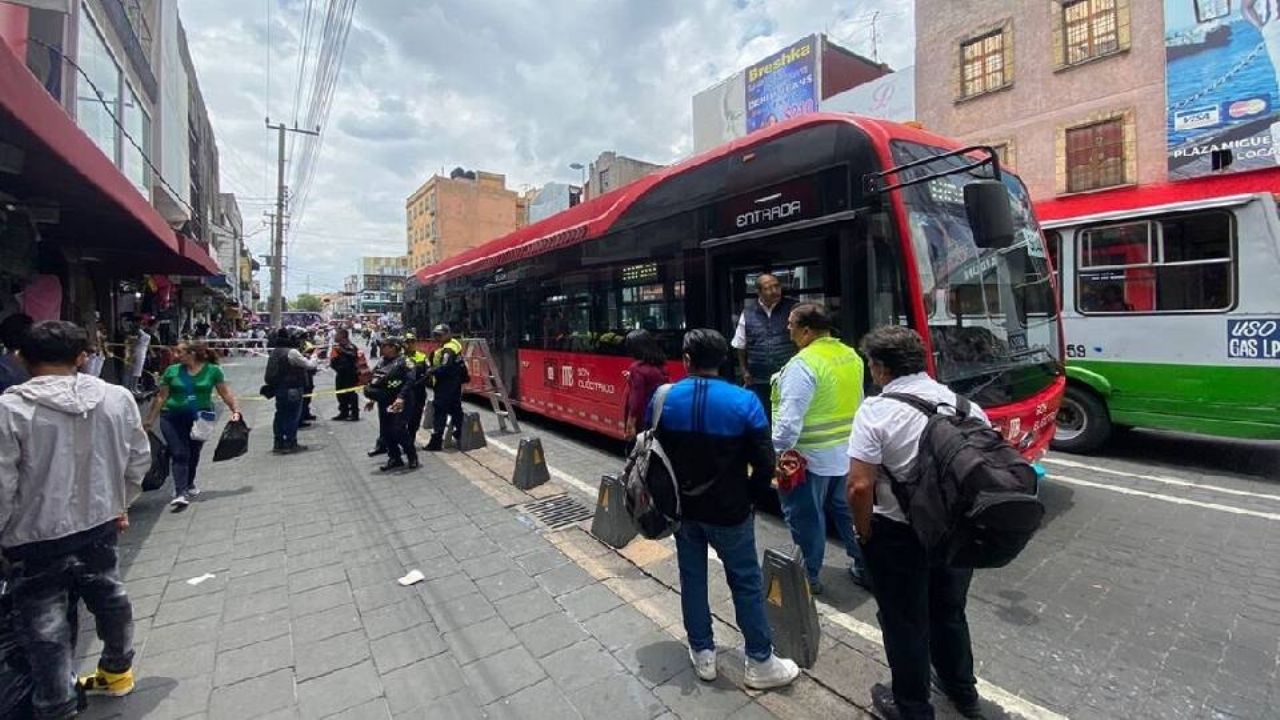 Mujer pierde la vida tras ser arrollada por autobús en la CDMX; hay dos más heridos