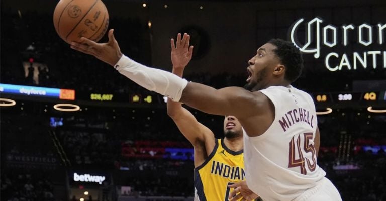 Mitchell no pudo evitar la caída de su equipo