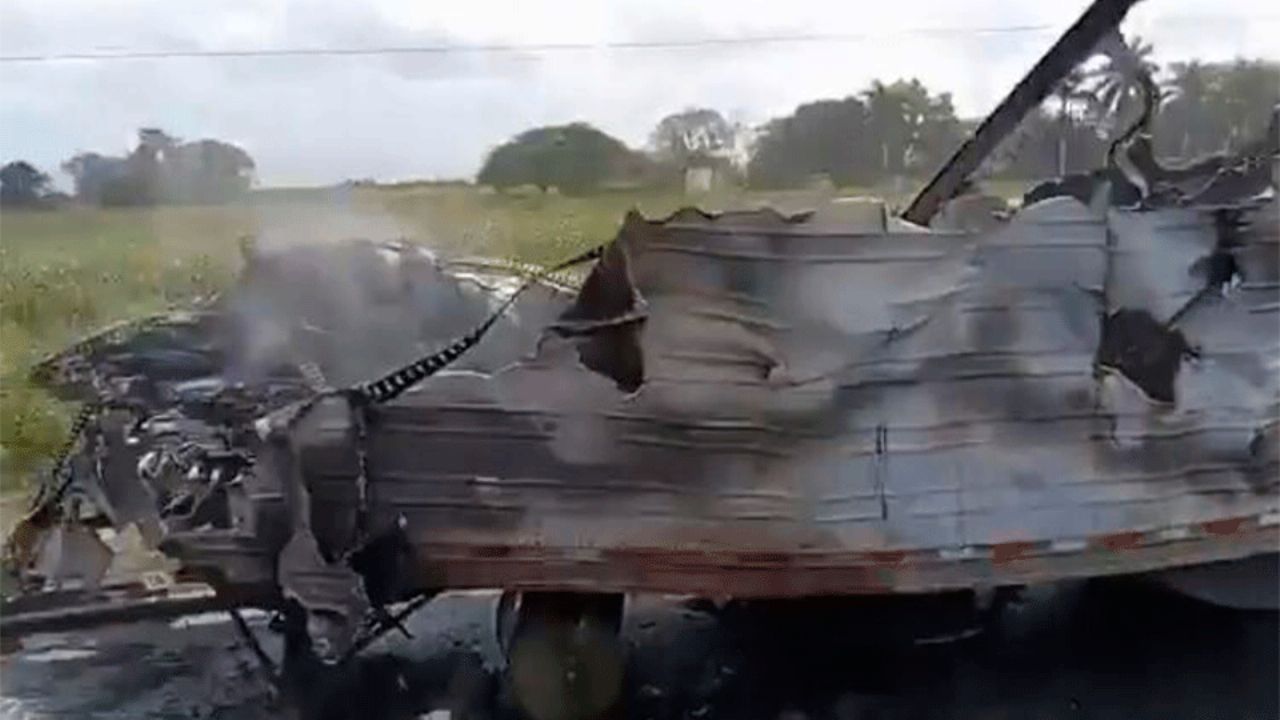 Tremendo caos vial: Bloquean con tráileres incendiados autopista Mazatlán-Culiacán